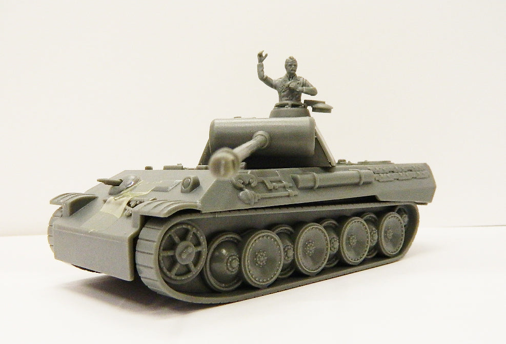67325 BMC WW2 GERMAN PANTHER TANK W/CREW GRAY 1/32