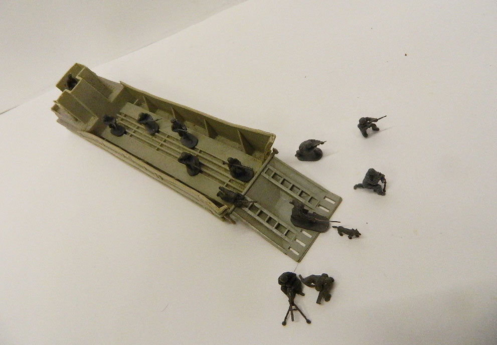 GR04_2025 AMERICAN LANDING CRAFT CON SOLDATINI US MARINES WATERLOO 1815 SCALA 1/72
