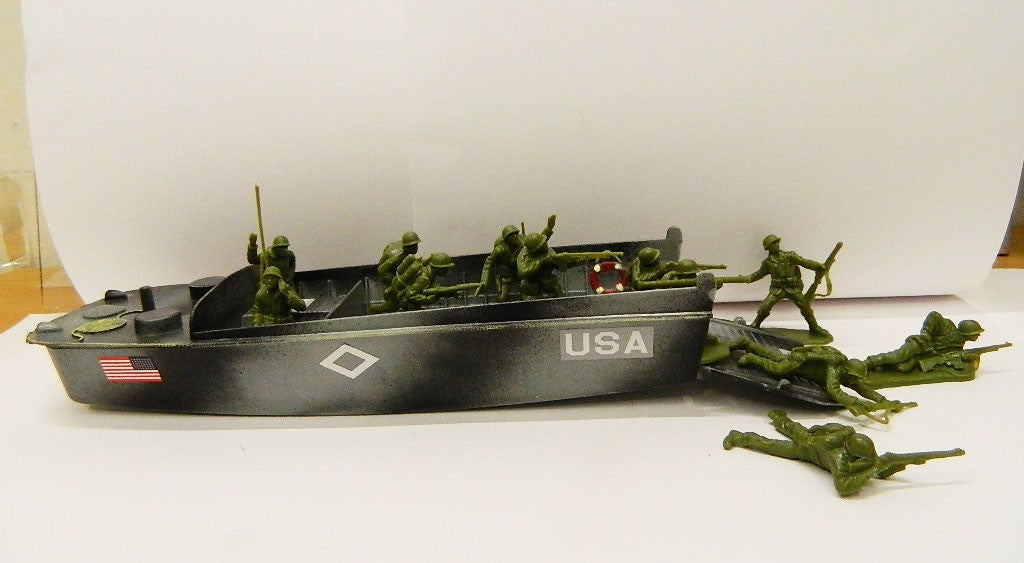 49998B BMC WW2 HIGGINS BOAT LCVP LANDING CRAFT PAINTED WITH 12 SOLDIERS