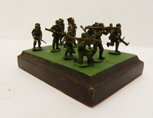 MODEL 3D INT GER02 DIORAMA DIPINTO  GERMAN INFANTRY WWII AT TEAM   1/72