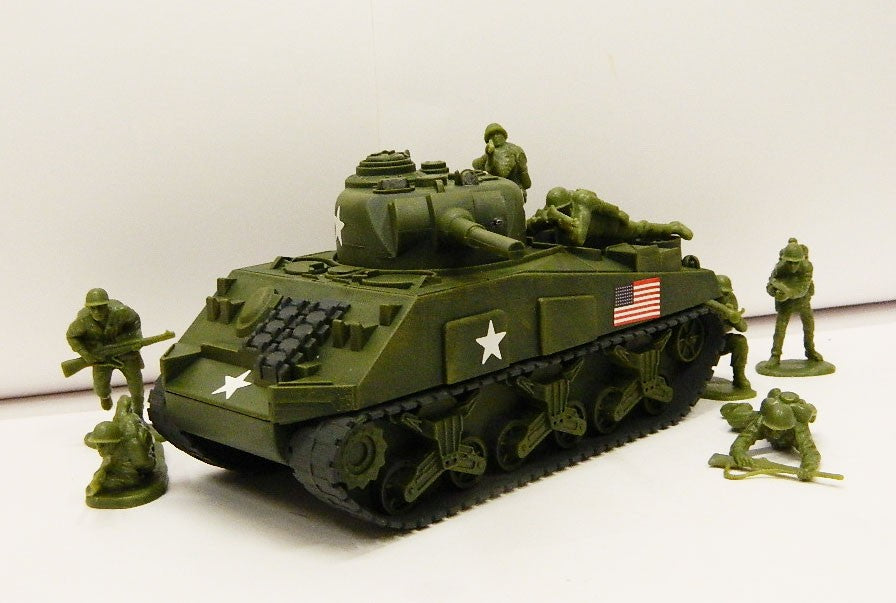 49990B BMC WW2 SHERMAN M4 TANK PAINTED WITH 7 SOLDIERS 1/32