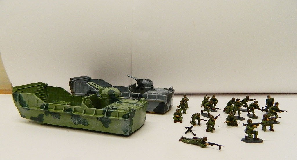 GR23_3 BMC-TINEE 2 LANDIND CRAFT MIMETIZZATI + 18 SOLDATINI SCALA 1/72